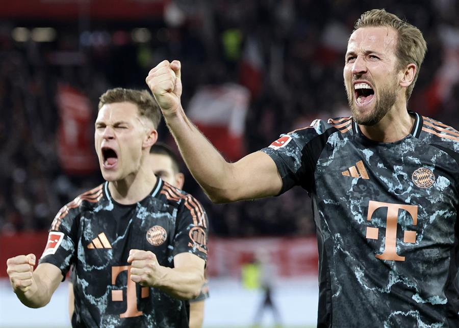 El delantero del Bayern Múnich Harry Kane y su compañero el medio Joshua Kimmich celebran la victoria durante el partido de la Bundesliga que han jugado SC Freiburg y FC Bayern Munich en Friburgo, Alemania. (Foto de EFE)