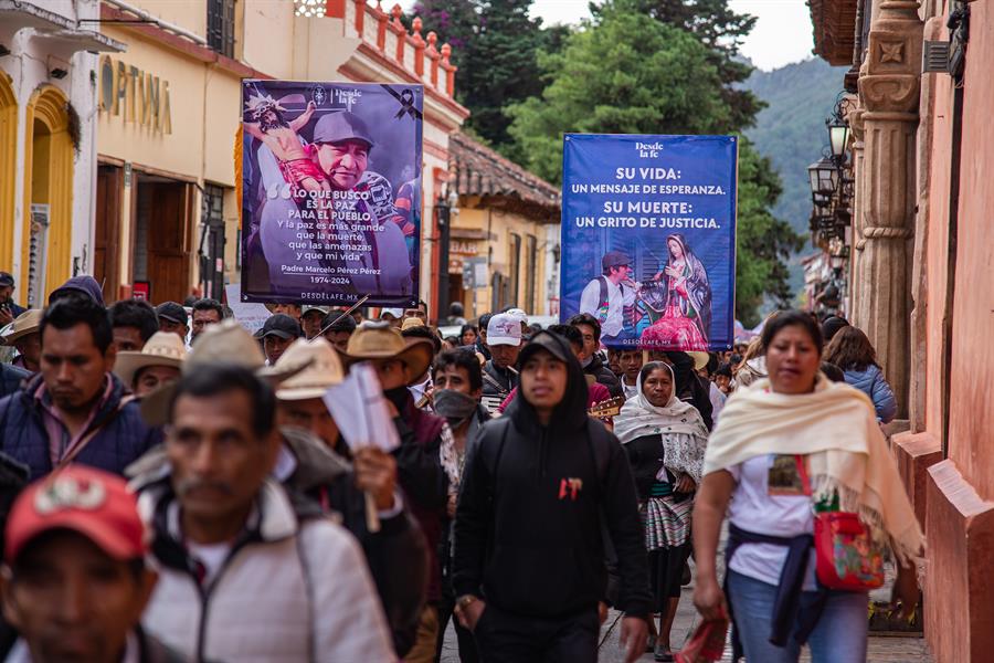 Indígenas sostienen carteles durante una marcha en rechazo a la violencia en San Cristobal de las Casas, Chiapas. (Foto de EFE)