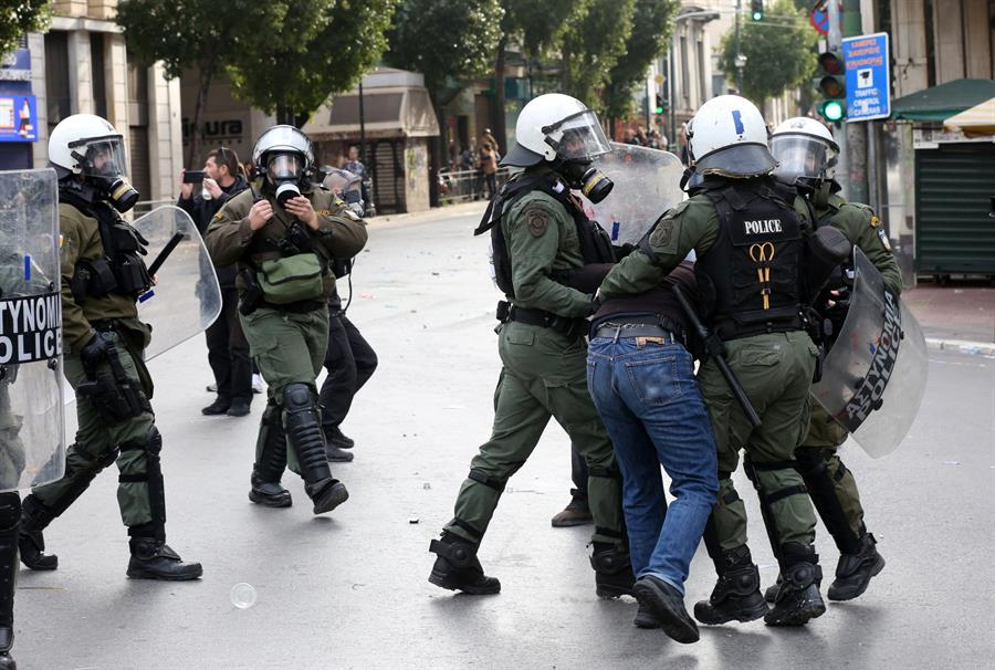 La Policía detiene a un manifestante durante una protesta por las víctimas del tren de Tempre frente al Parlamento griego en Atenas. (Foto de EFE)