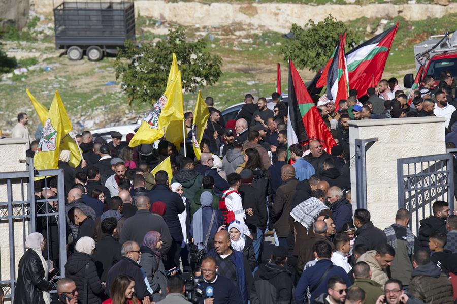 Palestinos esperan en el Centro recreacional de Ramala la llegada de los presos liberados. (Foto de EFE)