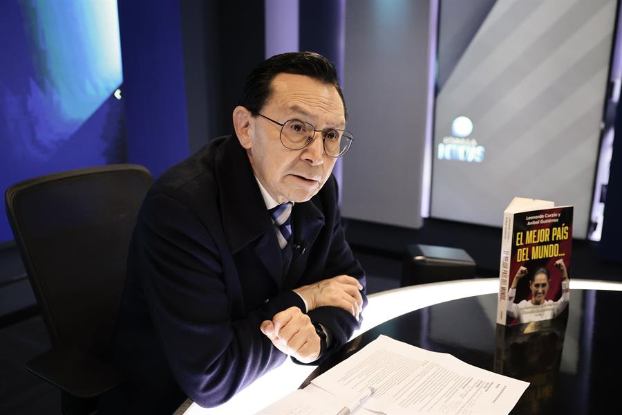 El coautor del libro “El mejor país del mundo”, Aníbal Gutiérrez, habla durante una entrevista con EFE en la Ciudad de México. (Foto de EFE)