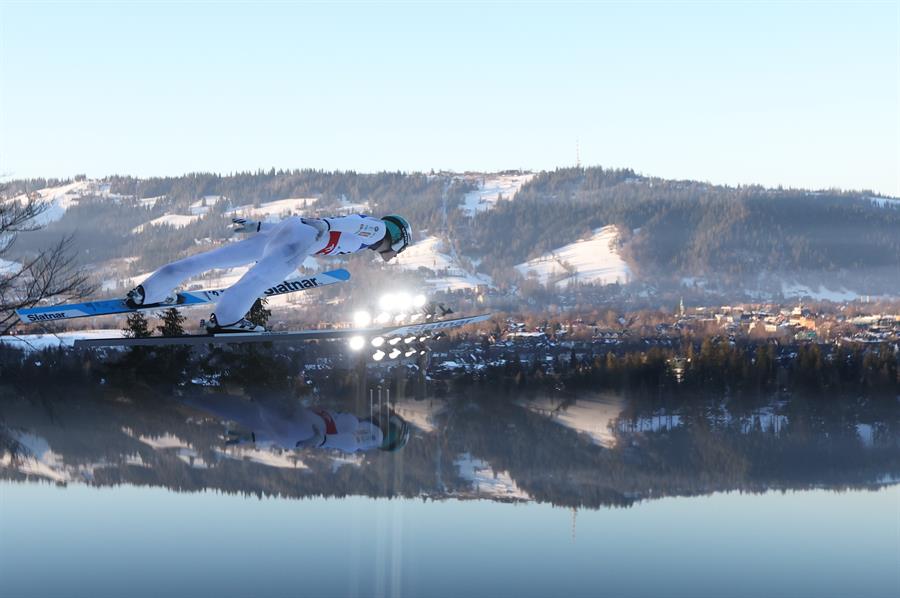 El esloveno Domen Prevc, ganador de la prueba de vuelo de la Copa del Mundo de saltos de esquí nórdico disputada en Oberstdorf, Alemania, en una imagen de archivo de EFE.