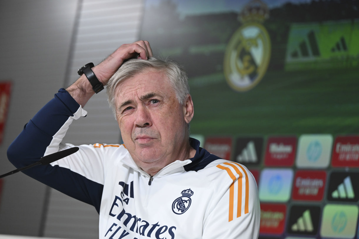 El entrenador del Real Madrid, Carlo Ancelotti, da una rueda de prensa tras el entrenamiento del equipo en Valdebebas, este sábado, en la víspera de su partido de LaLiga EA Sports contra Las Palmas en el estadio Santiago Bernabeu. (Foto de Fernando Villar de la agencia EFE)