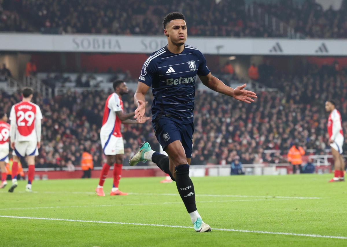 El jugador del Aston Villa Ollie Watkins celebra el 2-2 durante el partido de la Premier League que han jugado Arsenal FC y Aston Villa, en Londres, Reino Unido. (Foto de Neil Hall de la agencia EFE/EPA)