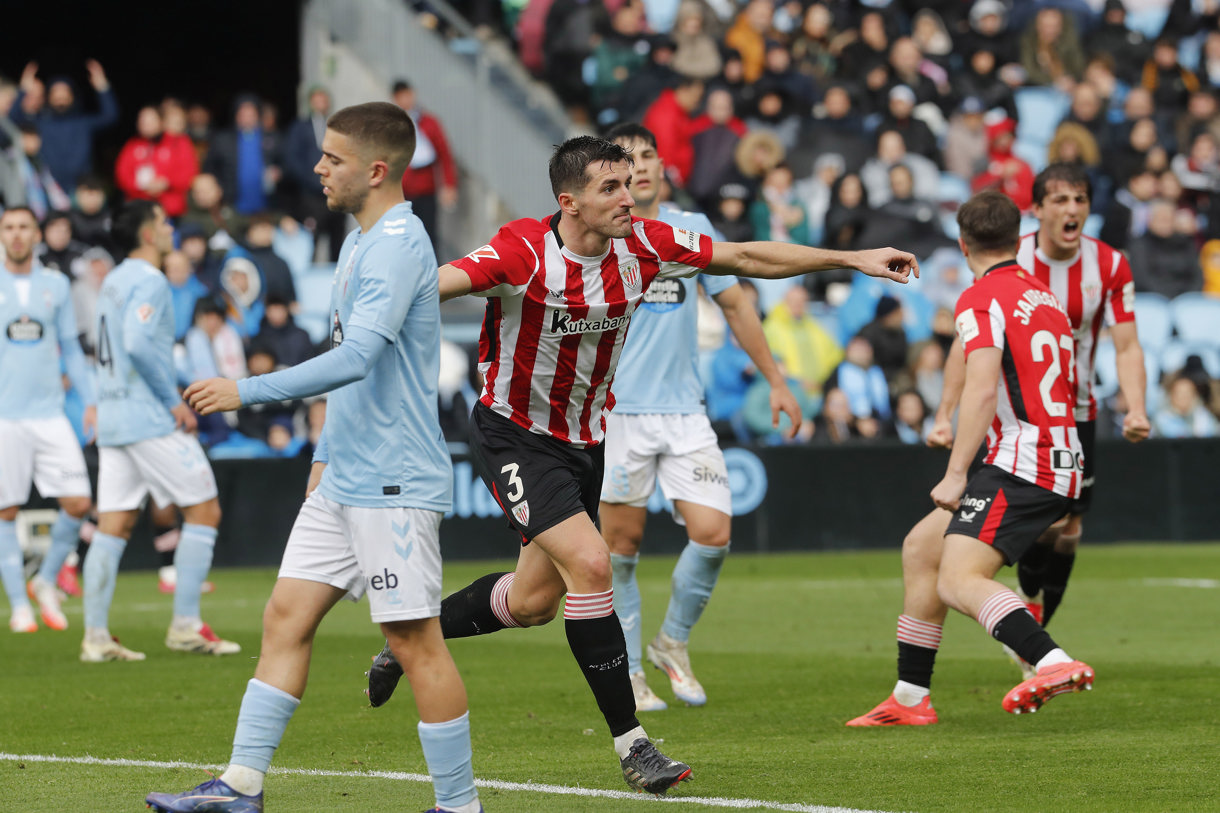 El defensa del Athletic Club de Bilbao Dani Vivian celebra un gol durante su partido de LaLiga EA Sports disputado este domingo en el estadio Balaidos de Vigo. (Foto de Salvador Sas de la agencia EFE)