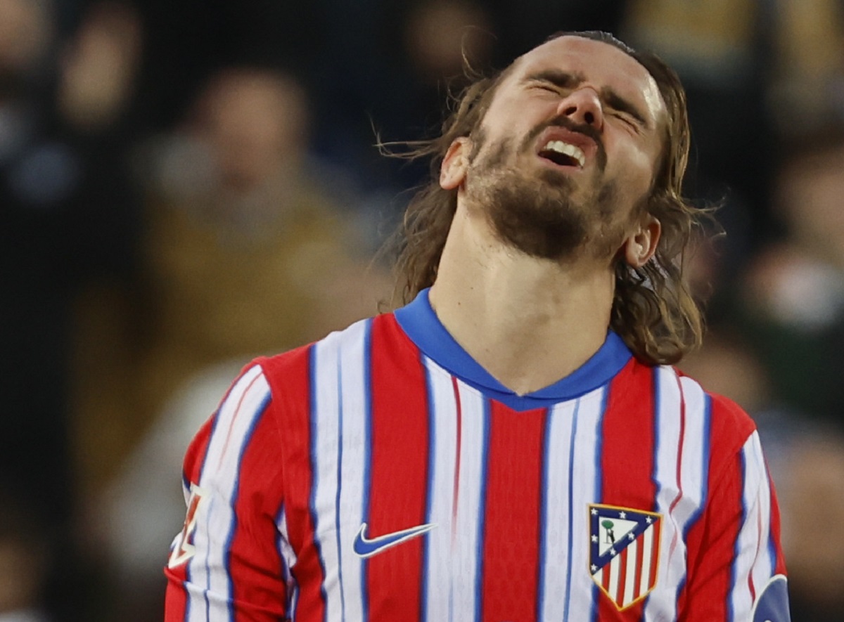 El delantero del Atlético de Madrid Antoine Griezmann lamenta una ocasión durante el partido de LaLiga EA Sports entre CD Leganés y Atlético de Madrid, este sábado en el Estadio Municipal Butarque de Madrid. (Foto de Sergio Pérez de la agencia EFE)