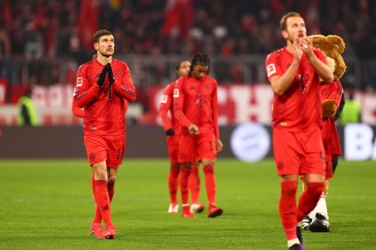 Los jugadores del Bayern Leon Goretzka (I) y Harry Kane agradecen el apoyo de su afición tras el partido de la Bundesliga que han jugado Bayern Munich y Wolfsburg en Múnich, Alemania. (Foto de Anna Szilagyi de la agencia EFE/EPA)