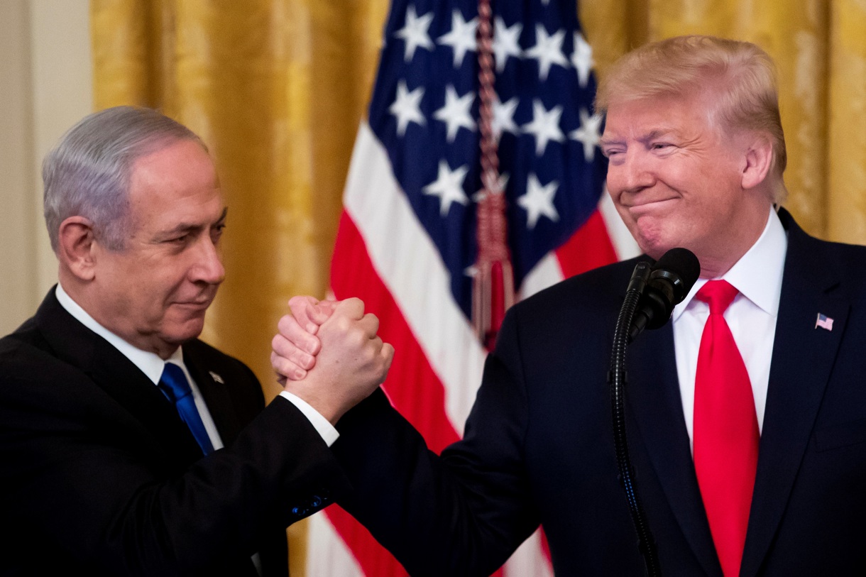 Fotografía de archivo del 28 de enero de 2020 del presidente de los Estados Unidos, Donald J. Trump (d), que estrecha la mano del primer ministro de Israel, Benjamín Netanyahu. (Foto de Michael Reynolds de la agencia EFE/EPA)