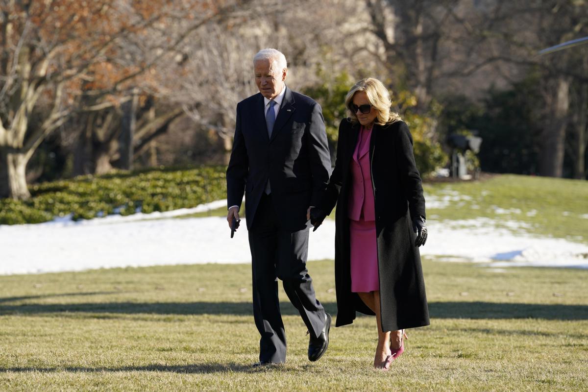 Fotografía del presidente de Estados Unidos, Joe Biden, junto a su esposa, Jill Biden. (Foto de Yuri Gripas de la agencia EFE)