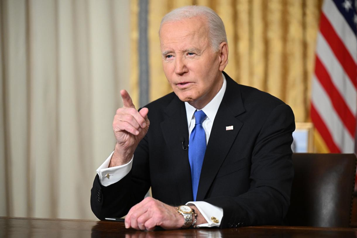 El presidente de EUA, Joe Biden, pronuncia su discurso de despedida en la Oficina Oval de la Casa Blanca este miércoles, en Washington (Estados Unidos). (Foto de Mandel Ngan de la agencia EFE/EPA)