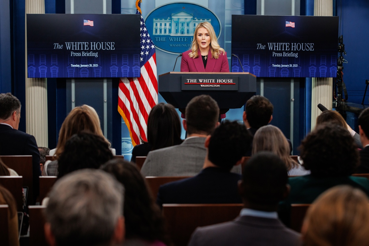 La secretaria de prensa de la Casa Blanca, Karoline Leavitt, habla durante un encuentro en la sala de prensa de la Casa Blanca. (Foto de Samuel Corum de la agencia EFE)