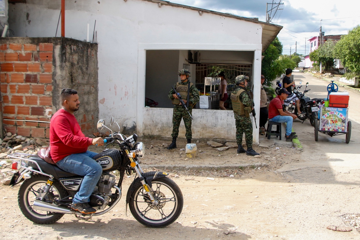 Fotografía de archivo de soldados colombianos patrullando en la zona del Catatumbo. (Foto de Mario Caicedo de la agencia EFE)