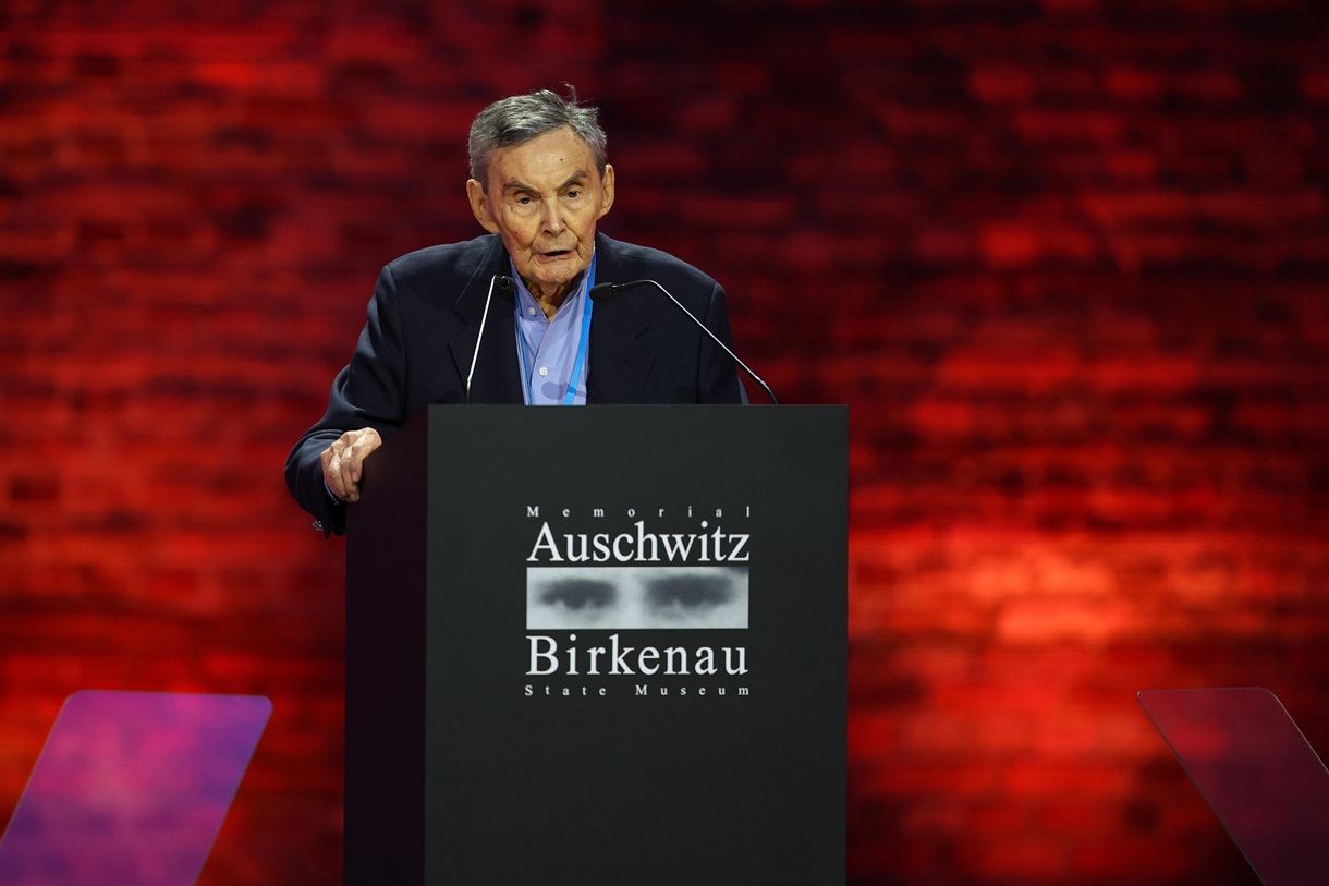 El sobreviviente del Holocausto Marian Turski pronuncia un discurso en una ceremonia que conmemora el 80.º aniversario de la liberación del antiguo campo de concentración y exterminio nazi alemán KL Auschwitz-Birkenau, frente a la puerta histórica del antiguo KL Auschwitz II-Birkenau en Brzezinka, Polonia, 27 de enero de 2025. (Foto de Lukasz Gagulski de la agencia EFE/EPA)