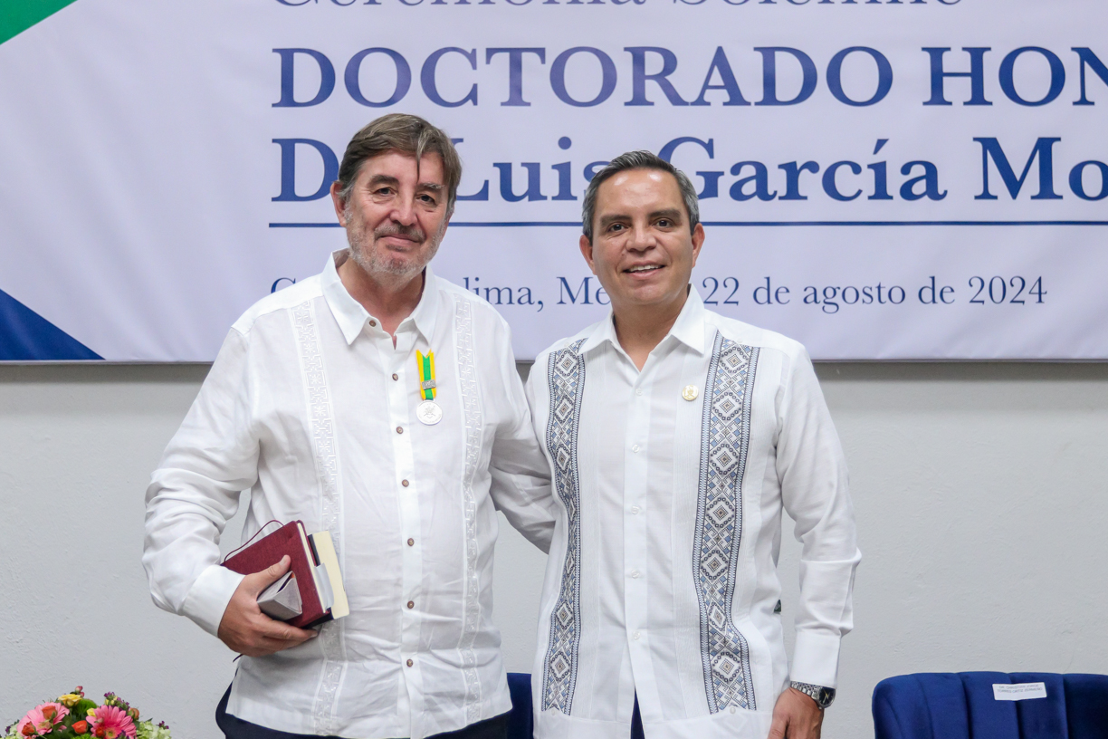 Luis García Montero y el Rector de la UdeC, Christian Jorge Torres Ortiz Zermeño en una fotografía de la Dirección General de Prensa de la UdeC.