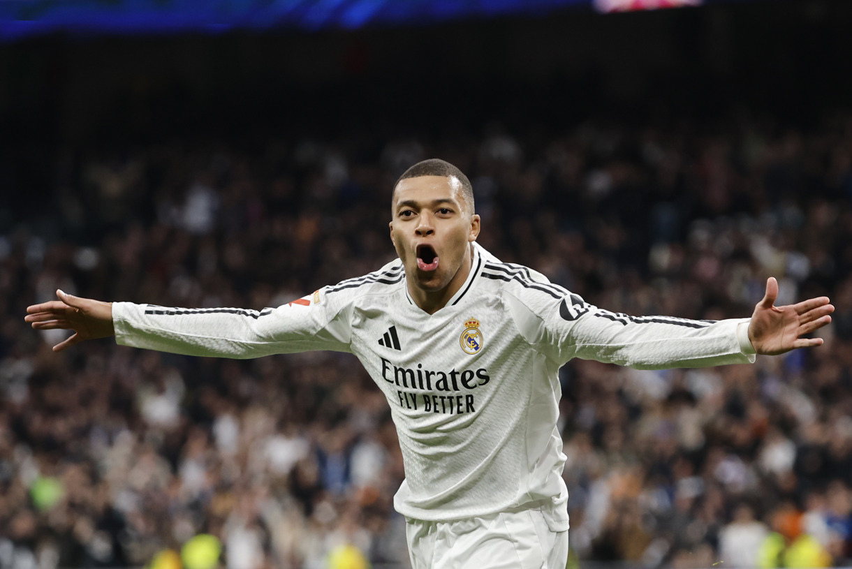 El delantero francés del Real Madrid Kylian Mbappé celebra tras anotar su segundo gol, el tercero del equipo, este domingo, durante un partido de la jornada 20 de LaLiga EA Sports, entre el Real Madrid y el UD Las Palmas, en el Estadio Santiago Bernabéu de Madrid. (Foto de Sergio Pérez de la agencia EFE)