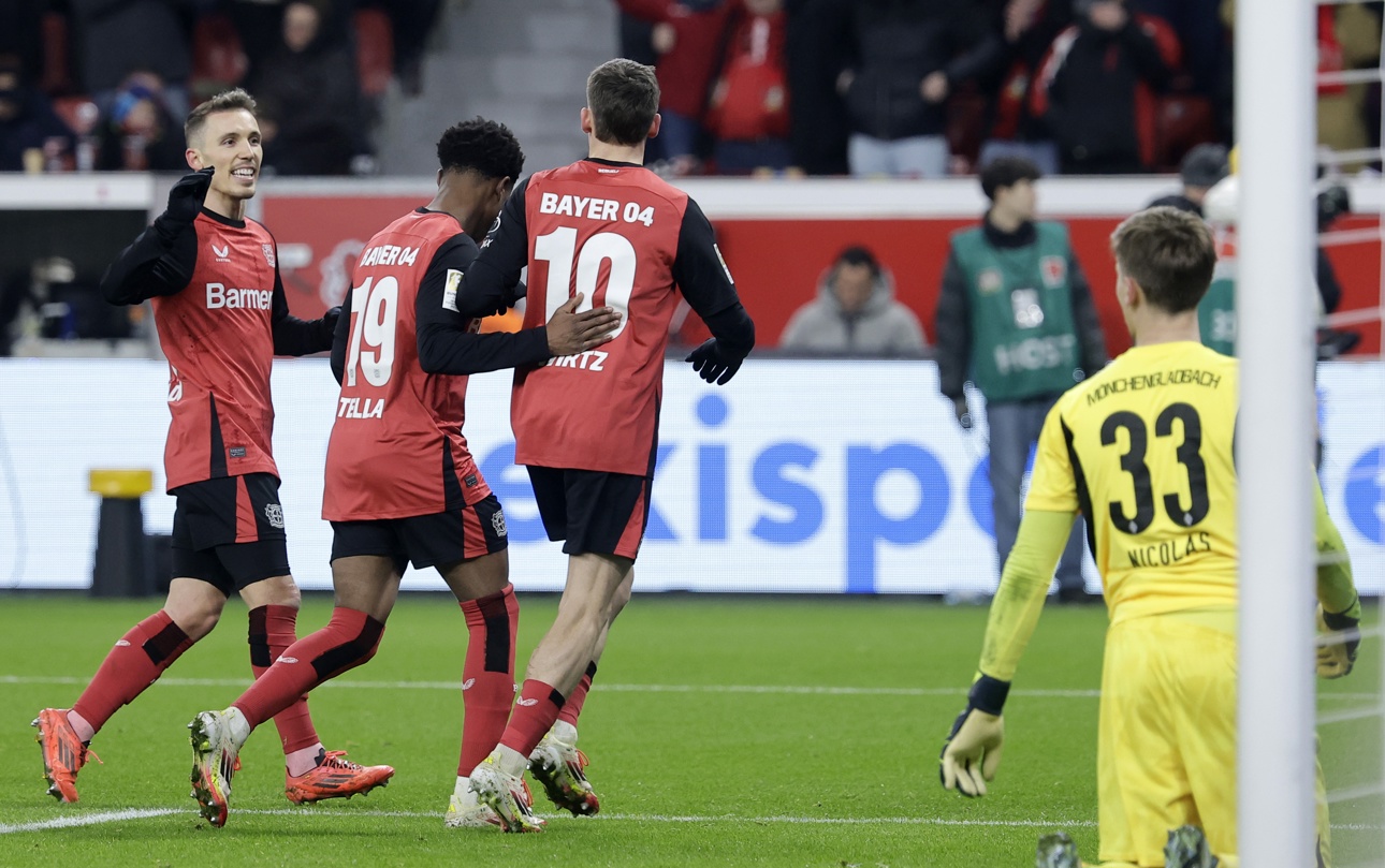 El jugador del Leverkusen Florian Wirtz (d) celebra con sus compañeros el 2-0 durante el partido de la Bundesliga que han jugado Bayer 04 Leverkusen y Borussia Moenchengladbach en Leverkusen, Alemania. (Foto de Ronald Wittek de la agencia EFE/EPA)