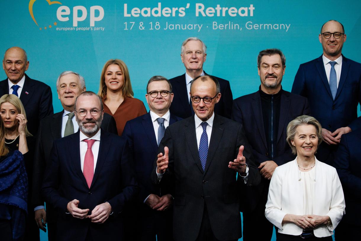 El presidente del partido y de la facción de la Unión Cristiano-Demócrata (CDU), Friedrich Merz (2-D), gesticula junto al presidente del Partido Popular Europeo (PPE), Manfred Weber (3-D), la presidenta de la Comisión Europea, Ursula von der Leyen (D), y el primer ministro del Estado de Baviera y presidente de la Unión Social Cristiana (CSU), Markus Soeder (2ª fila-D), durante una foto familiar con motivo de la reunión del Partido Popular Europeo (PPE) en Berlín, Alemania, el 18 de enero de 2025. (Foto de Clemens Bilan de la agencia EFE/EPA)