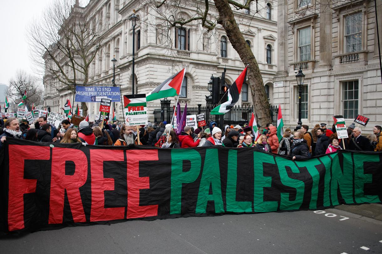 Activistas propalestinos se manifiestan este sábado, 18 de enero de 2025, en Londres. (Foto de David Cliff de la agencia EFE/EPA)