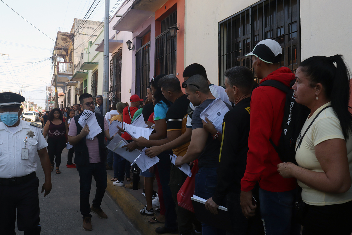 Migrantes hacen fila para realizar sus procesos migratorios este viernes, en el municipio de Tapachula en Chiapas (México). (Foto de Juan Manuel Blanco de la agencia EFE)