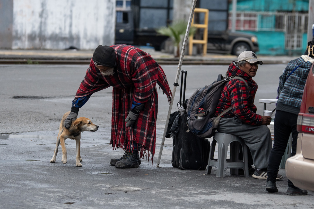 Migrantes permanecen al exterior de la casa INDI, Hogar y Comedor de los Pobres este viernes, en Monterrey Nuevo León (México). (Foto de Miguel Sierra de la agencia EFE)