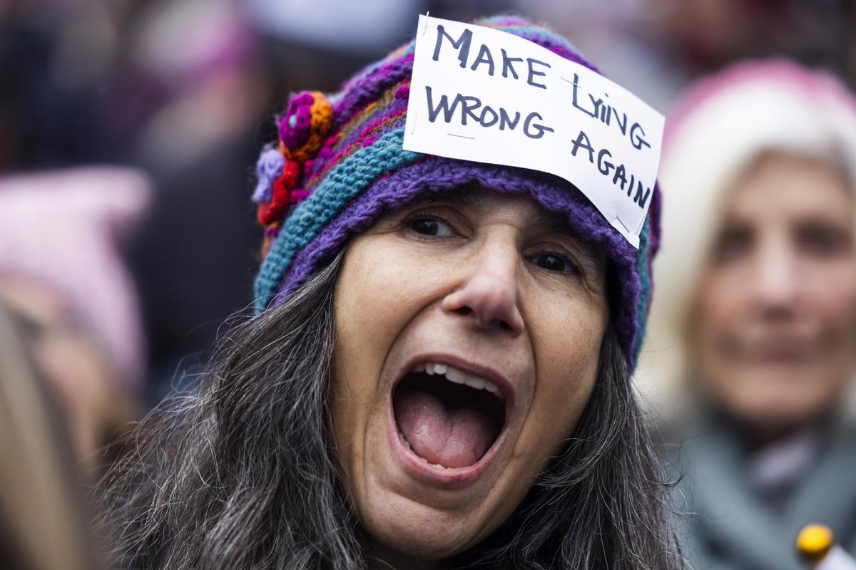 Miles de personas tomaron este sábado las calles de Washington para avisar al presidente electo estadounidense, Donald Trump, de que lucharán por los derechos de las mujeres y de los colectivos menos favorecidos y de que, a 2 días de la investidura, ese nuevo combate no ha hecho más que empezar. (Foto de Jim Lo Scalzo de la agencia EFE)