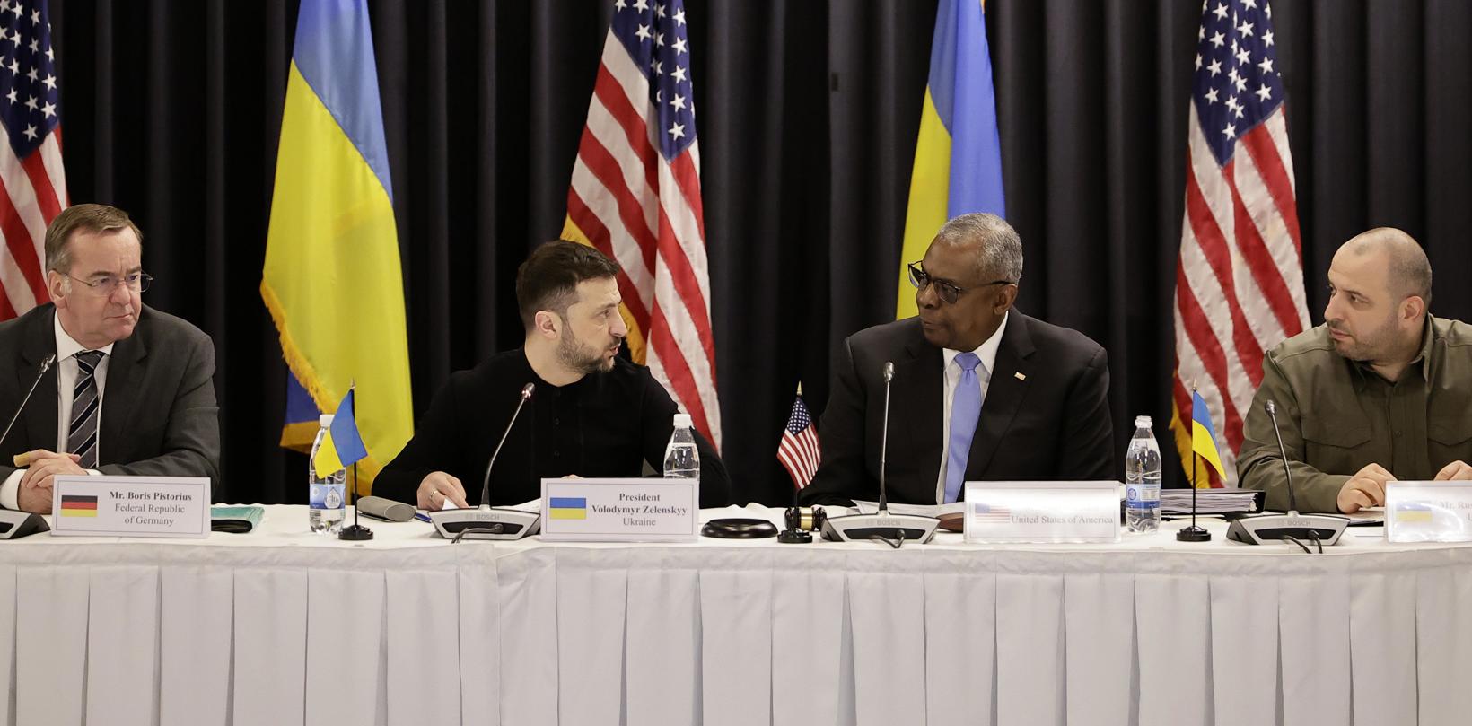 El presidente de Ucrania, Volodimir Zelenski (2 izq), habla con el secretario norteamericano de Defensa, Lloyd J. Austin III (2 dha), durante la reunión del Grupo de Contacto sobre Ucrania que se celebró en la base de Ramstein (Alemania). (Foto de Ronald Wittek de la agencia EFE/EPA)