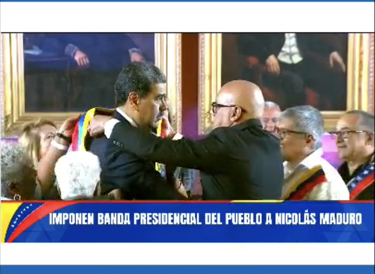 Captura de pantalla tomada de la cuenta oficial en Instagram del presidente de Venezuela Nicolás Maduro, @nicolasmaduro, de Nicolás Maduro (i) recibiendo la banda presidencial del presidente la Asamblea Nacional, Jorge Rodríguez, este 10 de enero de 2025, en Caracas (Venezuela). (Foto de @nicolasmaduro/EFE)