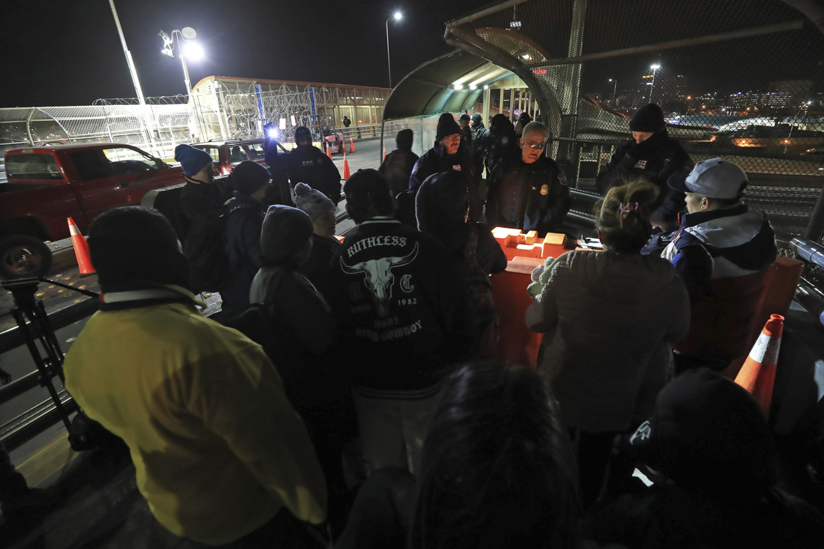 Migrantes esperan en el puente Internacional Paso del Norte, en Ciudad Juárez (México), el 20 de enero de 2025. (Foto de Luis Torres de la agencia EFE)