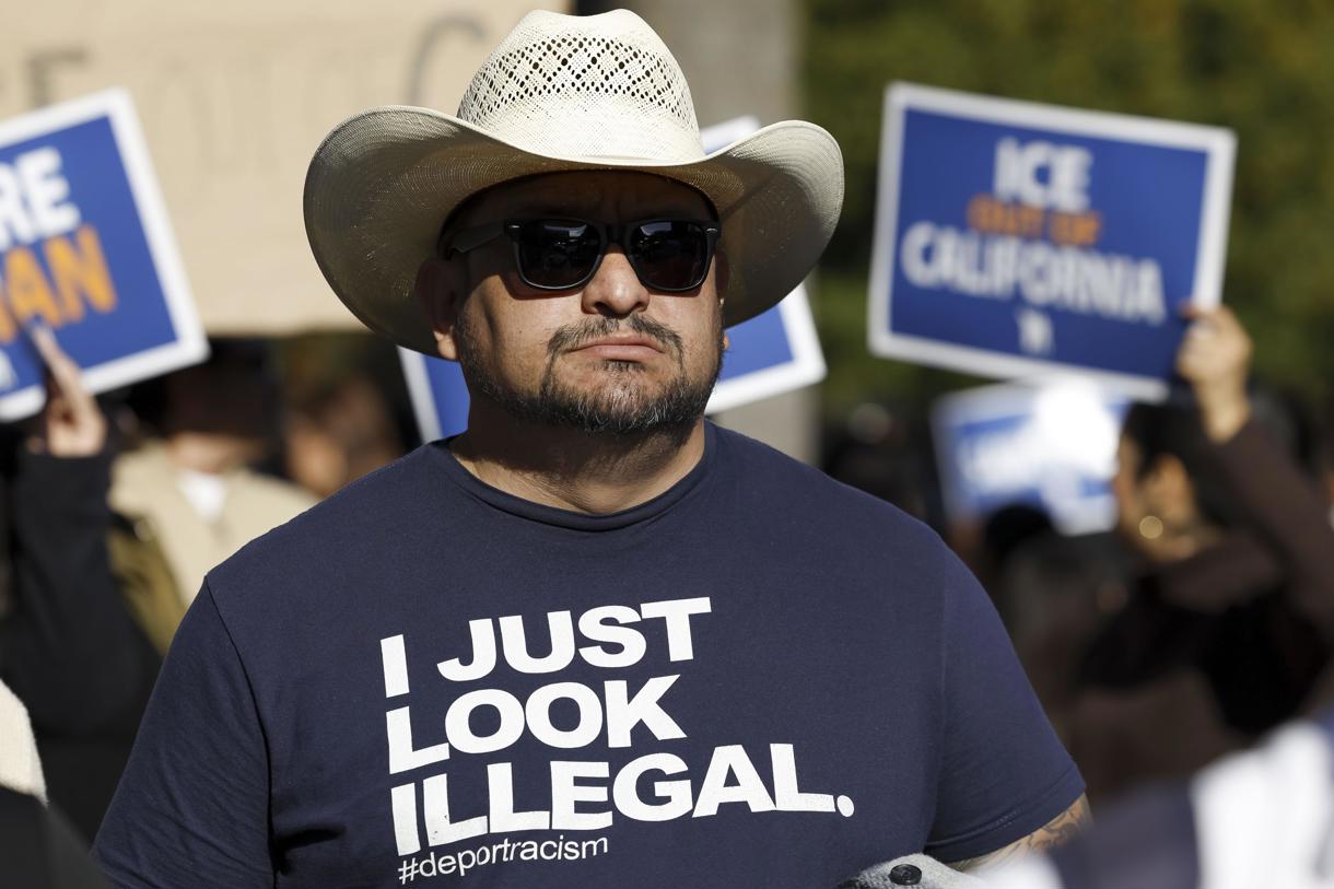 Fotografía de archivo de un hombre con una camiseta en la que se lee “Solo parezco ilegal”, durante una manifestación en protesta contra las propuestas que está discutiendo la Administración entrante de Donald Trump para la deportación generalizada de inmigrantes, en el Capitolio del Estado en Sacramento, California, EUA, el 2 de diciembre de 2024. (Foto de John G. Mabanglo de la agencia EFE/EPA)