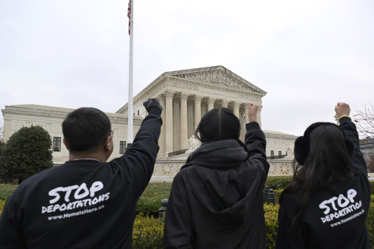 Fotografía de archivo del 17 de diciembre de 2024 de activistas y jóvenes inmigrantes pidiendo un alto a las deportaciones de inmigrantes, durante una manifestación frente al Tribunal Supremo de Justicia, en Washington (EUA). (Foto de Lenin Nolly de la agencia EFE)