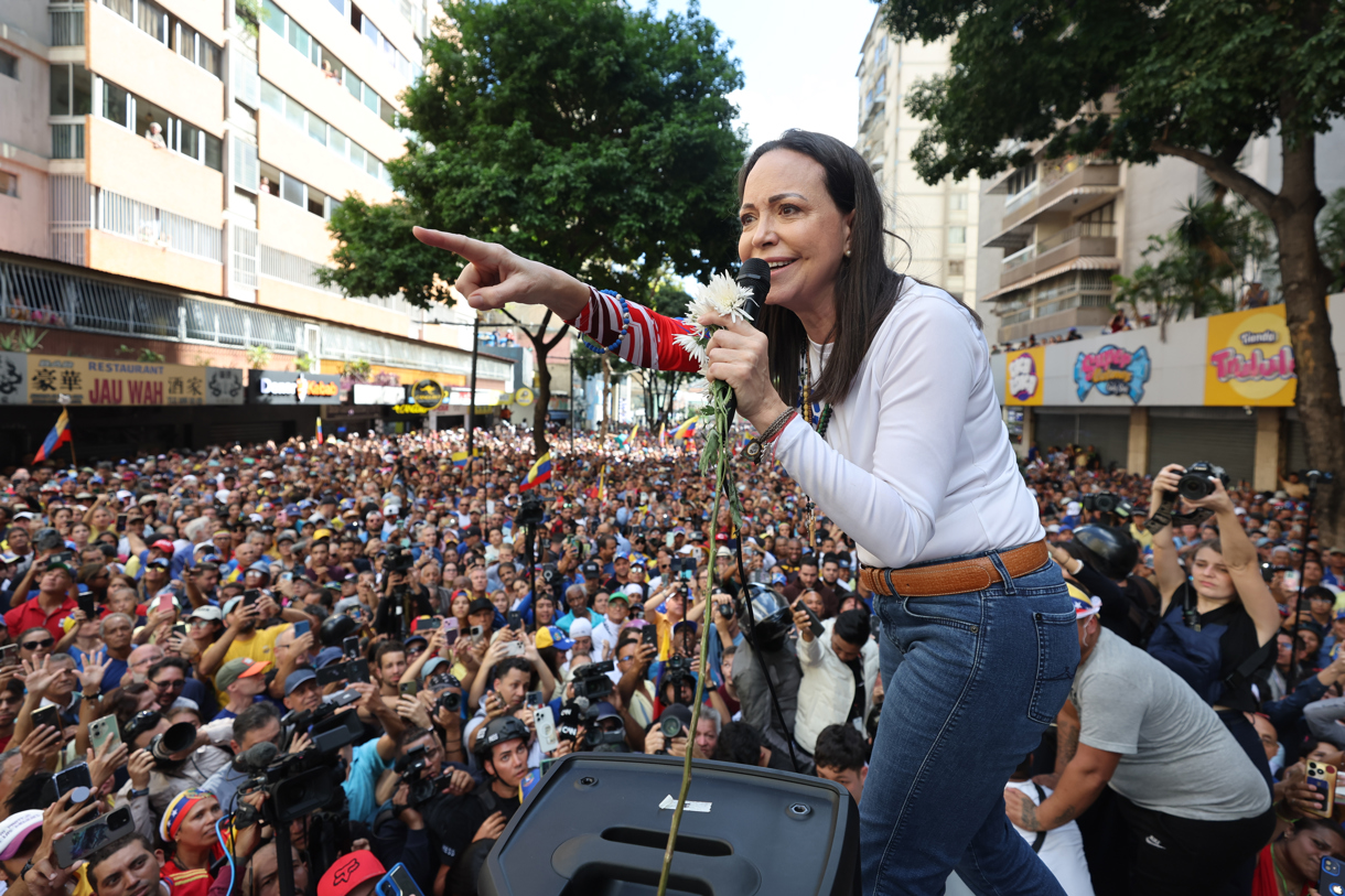 La líder antichavista María Corina Machado pronuncia un discurso este jueves, en una manifestación en Caracas (Venezuela). (Foto de Miguel Gutiérrez de la agencia EFE)