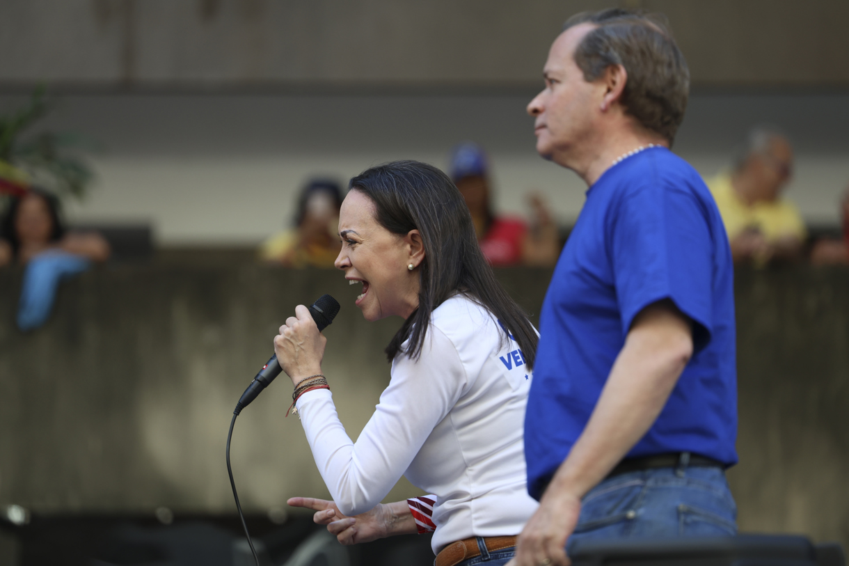 La líder antichavista María Corina Machado (i) pronuncia un discurso junto al exdiputado venezolano Juan Pablo Guanipa este jueves, en una manifestación en Caracas (Venezuela). (Foto de Miguel Gutiérrez de la agencia EFE)