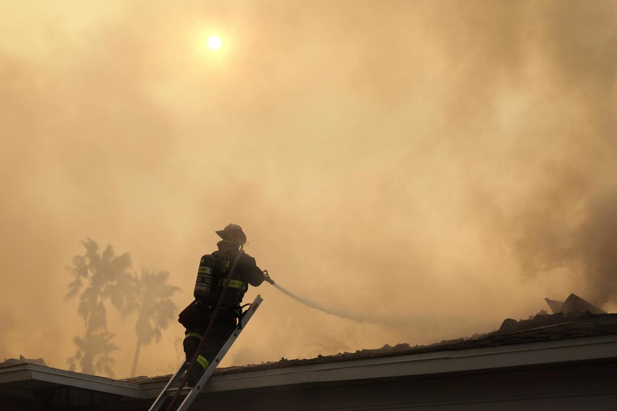 Un bombero lucha contra un incendio en una casa causado por el incendio forestal de Eaton en Altadena, California, EUA, el 9 de enero de 2025. (Foto de Allison Dinner de la agencia EFE/EPA)