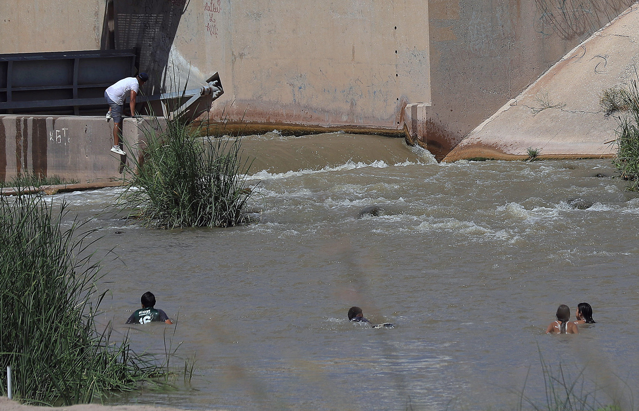 Fotografía de archivo del 10 de octubre de 2024 de un grupo de migrantes que cruzan el río Bravo, frontera natural entre México y EUA, en Ciudad Juárez (México). (Foto de Luis Torres de la agencia EFE)