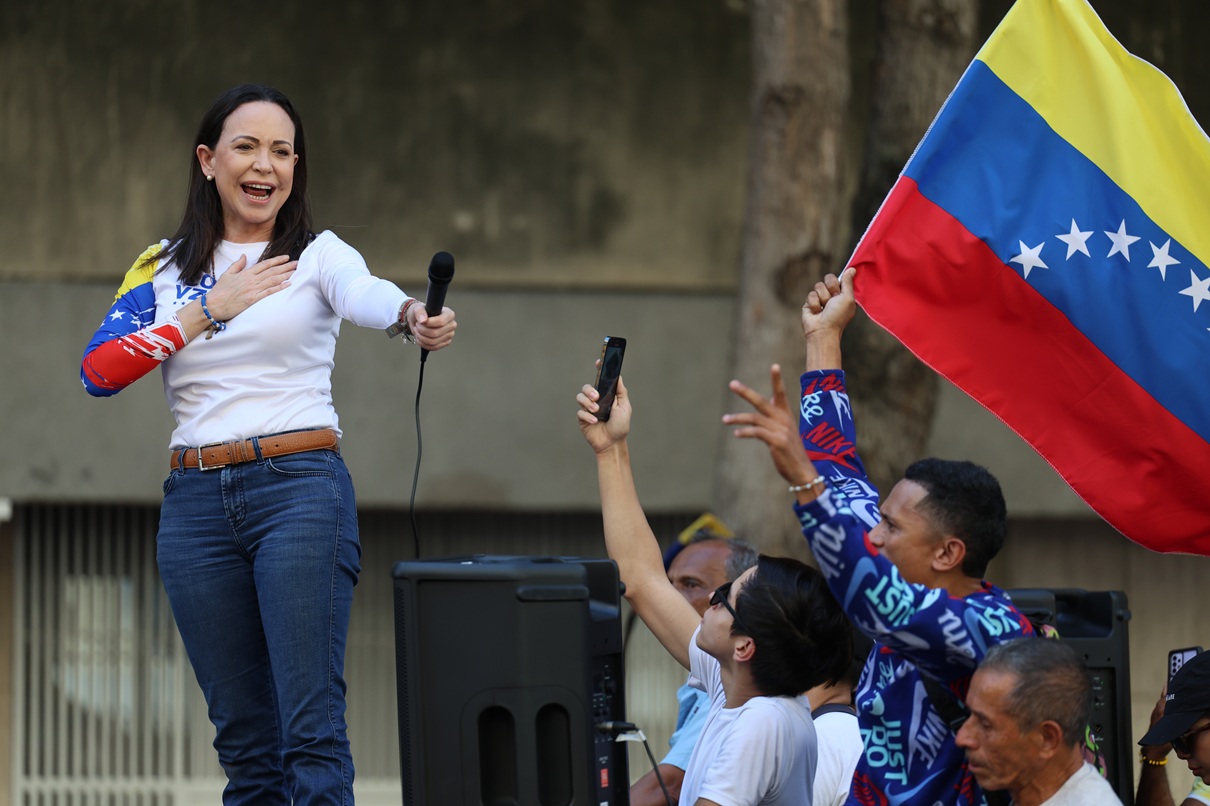 La líder antichavista María Corina Machado (i) pronuncia un discurso junto al exdiputado venezolano Juan Pablo Guanipa este jueves, en una manifestación en Caracas (Venezuela). (Foto de Miguel Gutiérrez de la agencia EFE)