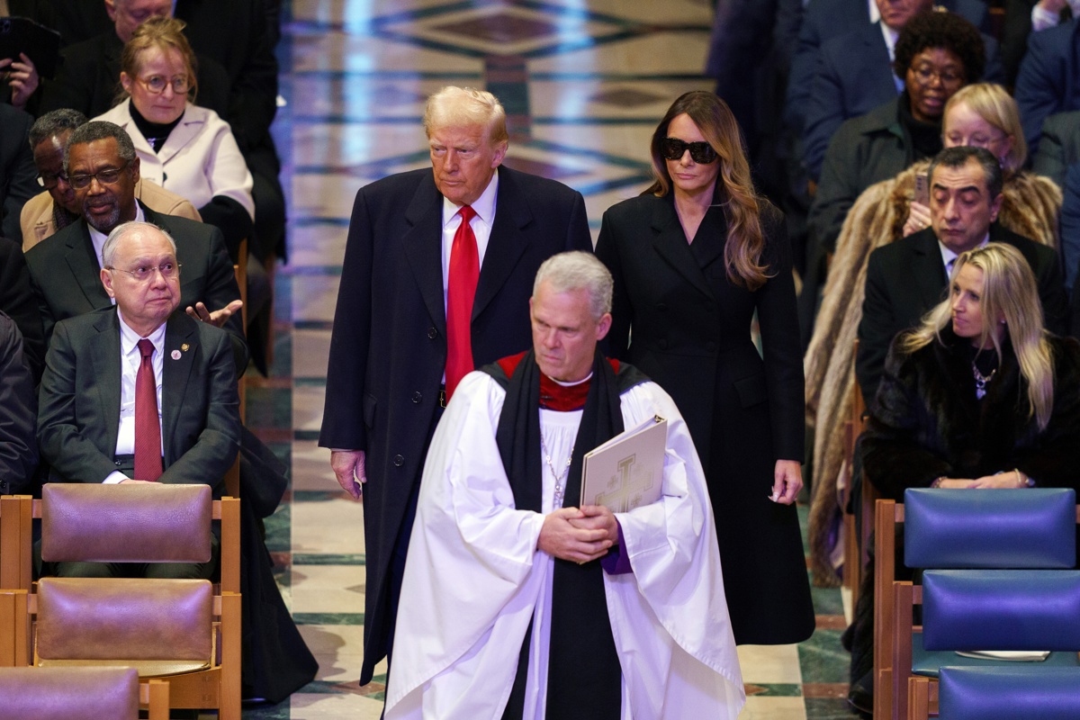 El presidente de EUA Donald Trump (c i) y la primera dama Melania Trump (cd) llegan al Servicio Nacional de Oración en la Catedral Nacional de Washington en Washington, DC, EUA, 21 de enero de 2025. (Foto de Will Oliver de la agencia EFE)