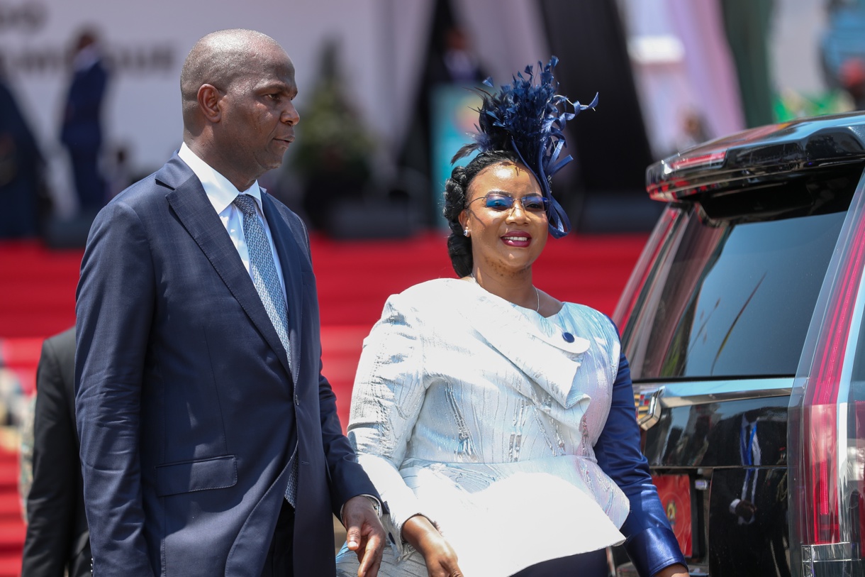 El nuevo presidente de Mozambique, Daniel Chapo (i), y su esposa, Gueta Chapo (d), después de su ceremonia de toma de posesión como quinto presidente de Mozambique en la Plaza de la Independencia en Maputo, el 15 de enero de 2025. (Foto de Luisa Nhantumbo de la agencia EFE/EPA)