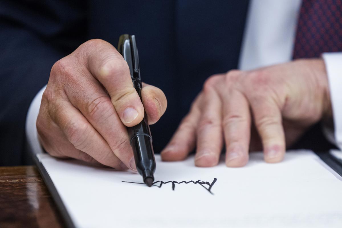 El presidente de Estados Unidos, Donald Trump, firma numerosas órdenes ejecutivas el primer día de su mandato en la Oficina Oval de la Casa Blanca en Washington, el 20 de enero de 2025. (Foto de Jim Lo Scalzo de la agencia EFE/EPA/POOL)