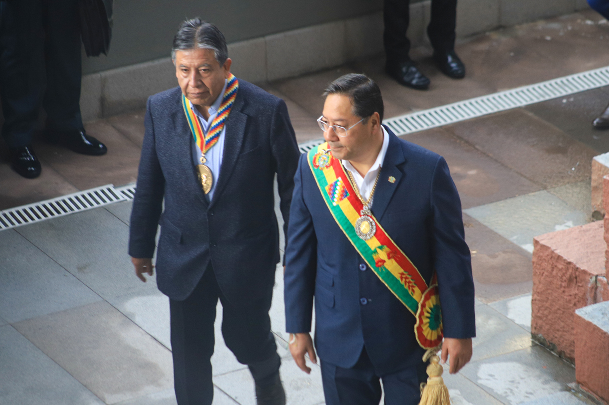 El presidente de Bolivia, Luis Arce (d), y el vicepresidente David Choquehuanca participan en una ceremonia como parte de los festejos del Día del Estado Plurinacional éste 22 de enero de 2025 en La Paz (Bolivia). (Foto de Gabriel Márquez de la agencia EFE)