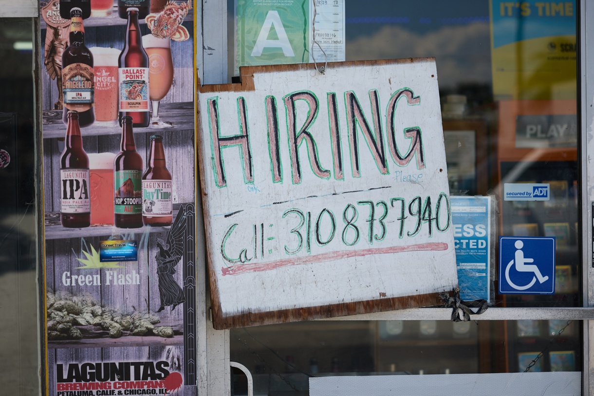 Fotografía del 2 de agosto de 2024 de un cartel de contratación en una tienda de Los Ángeles, California (Estados Unidos). (Foto de Allison Dinner/EFE/EPA)