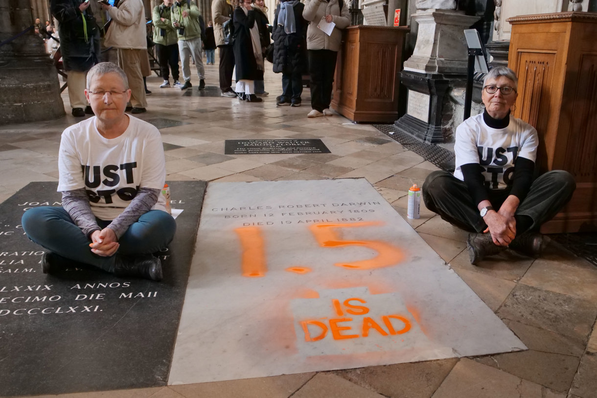 Dos activistas de la organización climática Just Stop Oil realizaron este lunes pintas sobre la tumba del naturalista británico Charles Darwin, situada en la Abadía de Westminster en Londres. (Foto de Jamie Lowe de la agencia EFE/Just Stop Oil)