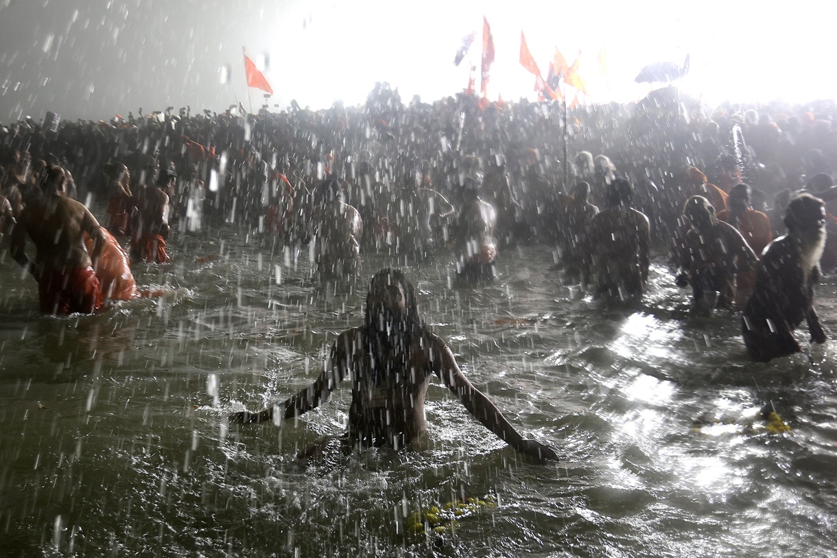 Los ascetas naked hindúes, conocidos como Naga Sadhus, participan en un ritual sagrado de baño, o “Shahi Snan”, durante el festival Kumbh Mela en Sangam, la confluencia de los ríos sagrados Ganges, Yamuna y Saraswati, en Prayagraj, en el estado del norte de Uttar Pradesh, India, 14 de enero de 2025. (Foto de Rajat Gupta de la agencia EFE/EPA)