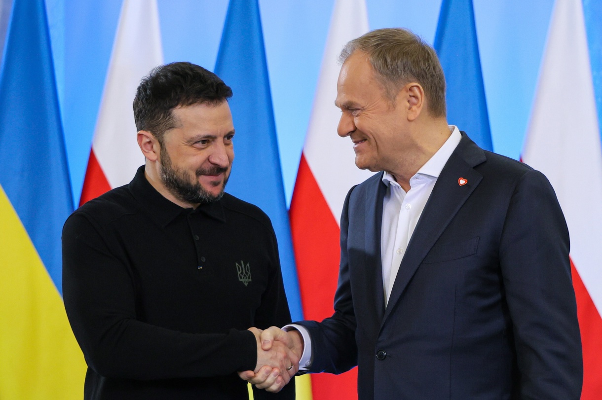 El Primer Ministro polaco Donald Tusk (D) recibe al Presidente ucraniano Volodymyr Zelensky (I) antes de sus conversaciones en la Cancelaría del Primer Ministro en Varsovia, Polonia, 15 de enero de 2025. (Zelenski, Polonia, Ucrania, Varsovia). (Foto de Pawel Supernak de la agencia EFE/EPA/ POLONIA)