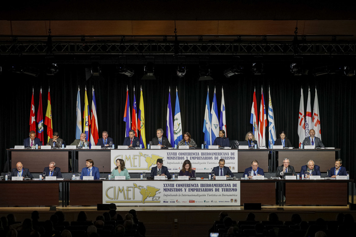 La secretaria de Estado de Turismo de España, Rosario Sánchez(c) y los participantes en la XXVIII Conferencia iberoamericana de Ministros y Empresarios de Turismo que se celebra este martes en Madrid, previa a la inauguración de la edición número 45 de Fitur, una de las ferias más importantes del Mundo, que comienza este miércoles. (Foto de Daniel González de la agencia EFE)