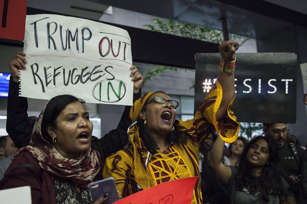 Fotografía de archivo de varias mujeres protestando en el Aeropuerto Internacional de San Francisco tras el veto temporal a la entrada de ciudadanos de varios países de mayoría musulmana decretado por el presidente de EUA, Donald Trump. (Foto de Peter Dasilva de la agencia EFE)