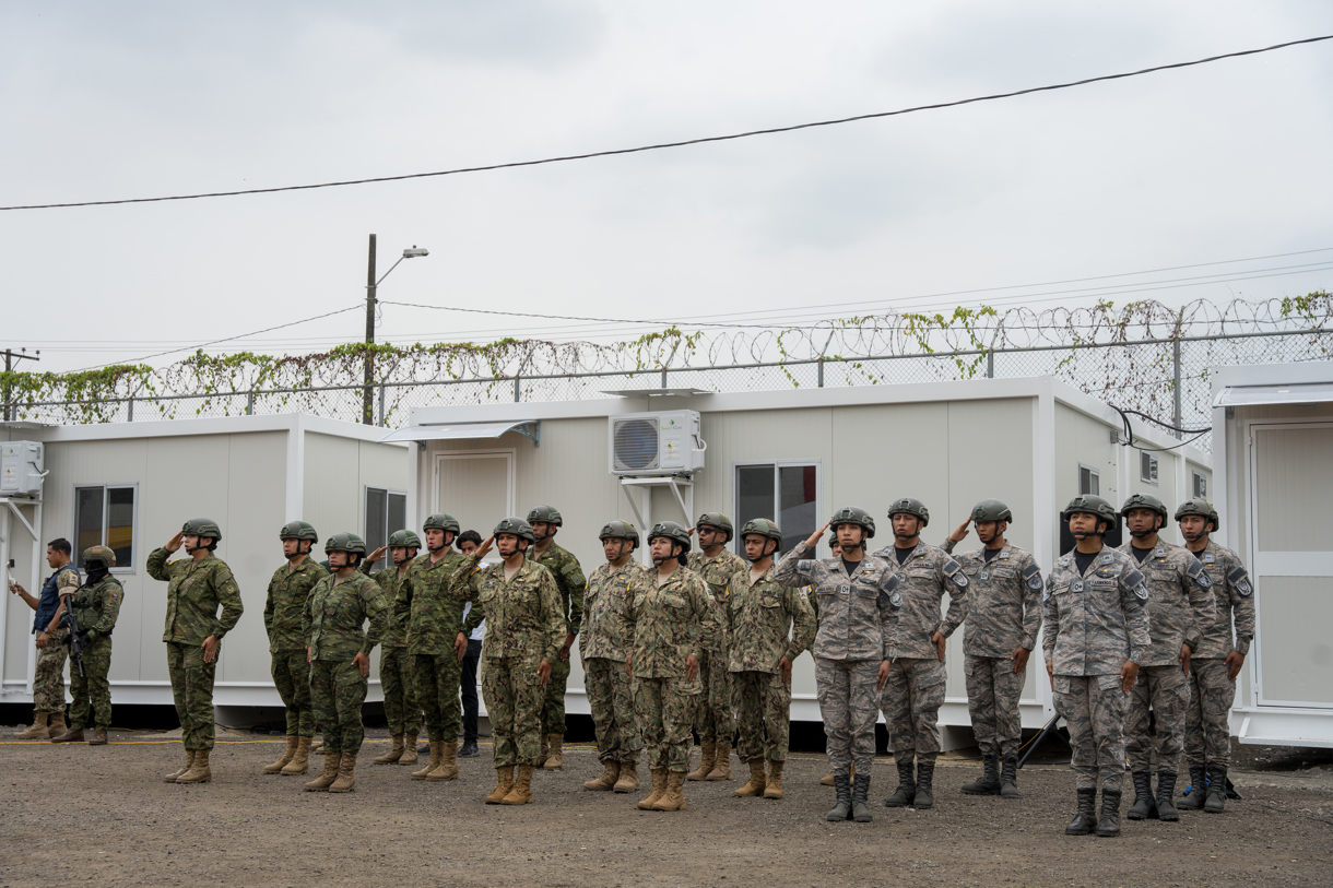 Fotografía de archivo de militares en formación durante la entrega de campamentos móviles por parte del presidente de Ecuador, Daniel Noboa, en la lucha de su Gobierno contra las bandas del crimen organizado. (Foto de Mauricio Torres de la agencia EFE)