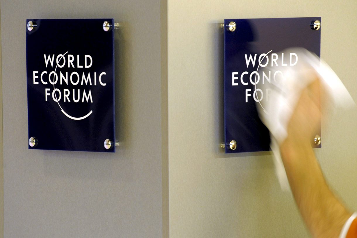 Imagen de archivo del logo del World Economic Forum. (Foto de Laurent Gillieron de la agencia EPA)