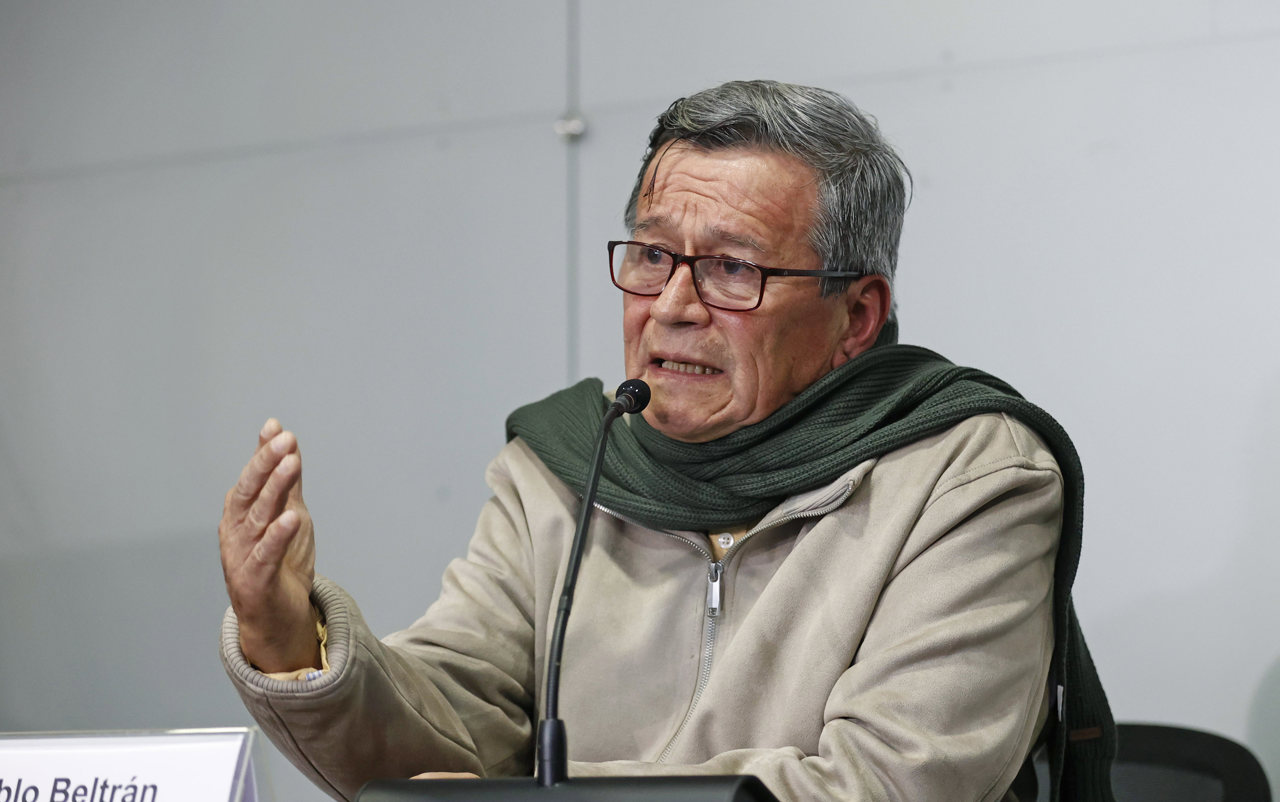 Pablo Beltrán (i), jefe de la delegación de la guerrilla del ELN, en una foto de archivo. (Foto de Mauricio Dueñas Castañeda de la agencia EFE)