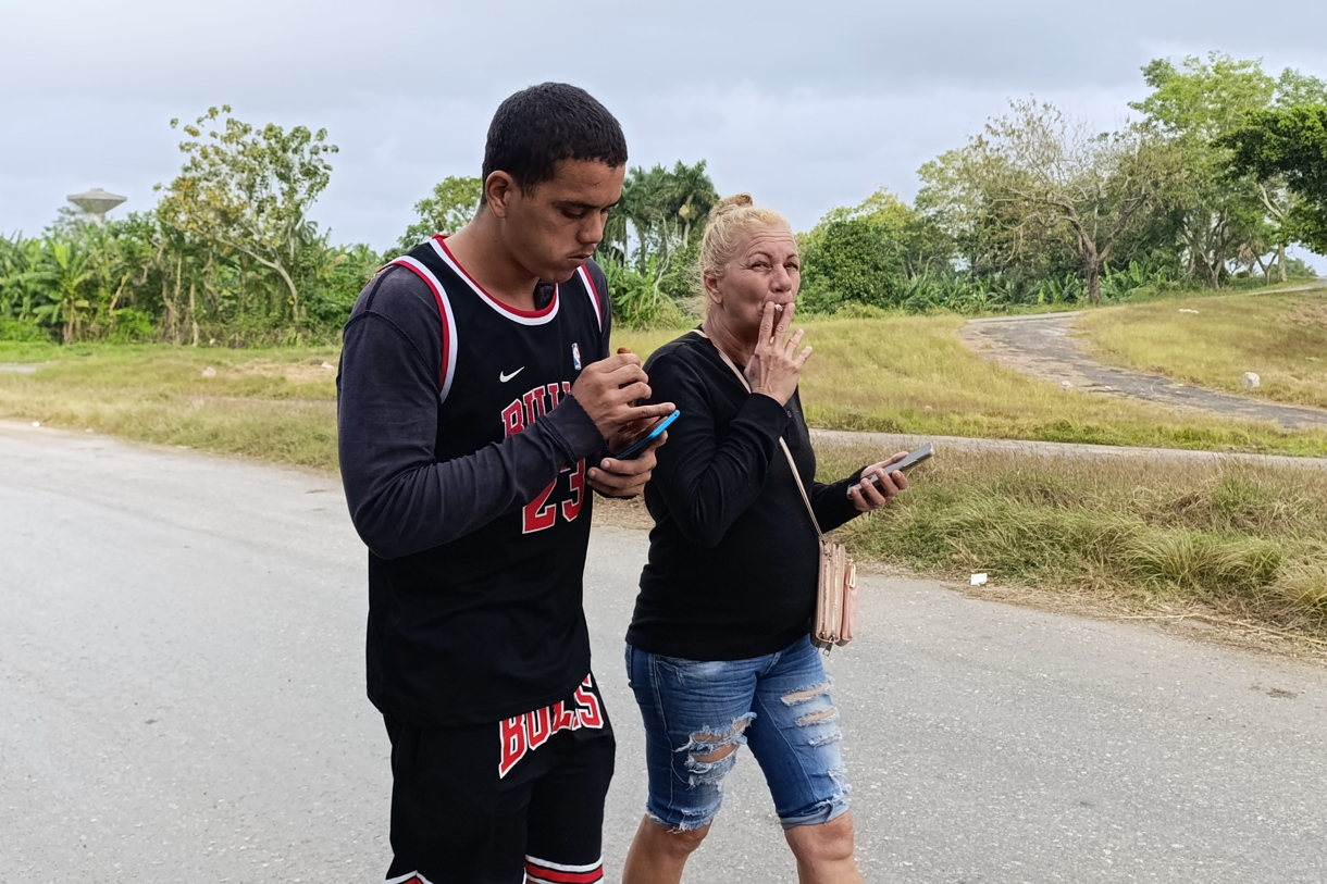 El cubano Dariel Cruz García (i) camina junto a su madre Yaquelin Cruz García este miércoles, su salida de la prisión 1580 en La Habana (Cuba). (Foto de Ernesto Mastrascusa de la agencia EFE)