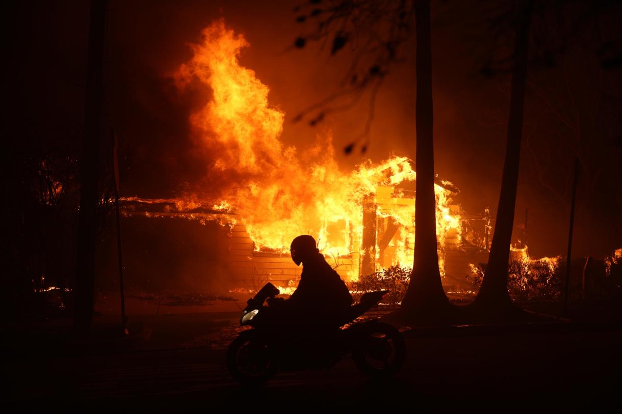 Fotografía del incendio que asola a Los Ángeles. (Foto de Allison Dinner de la agencia EFE)